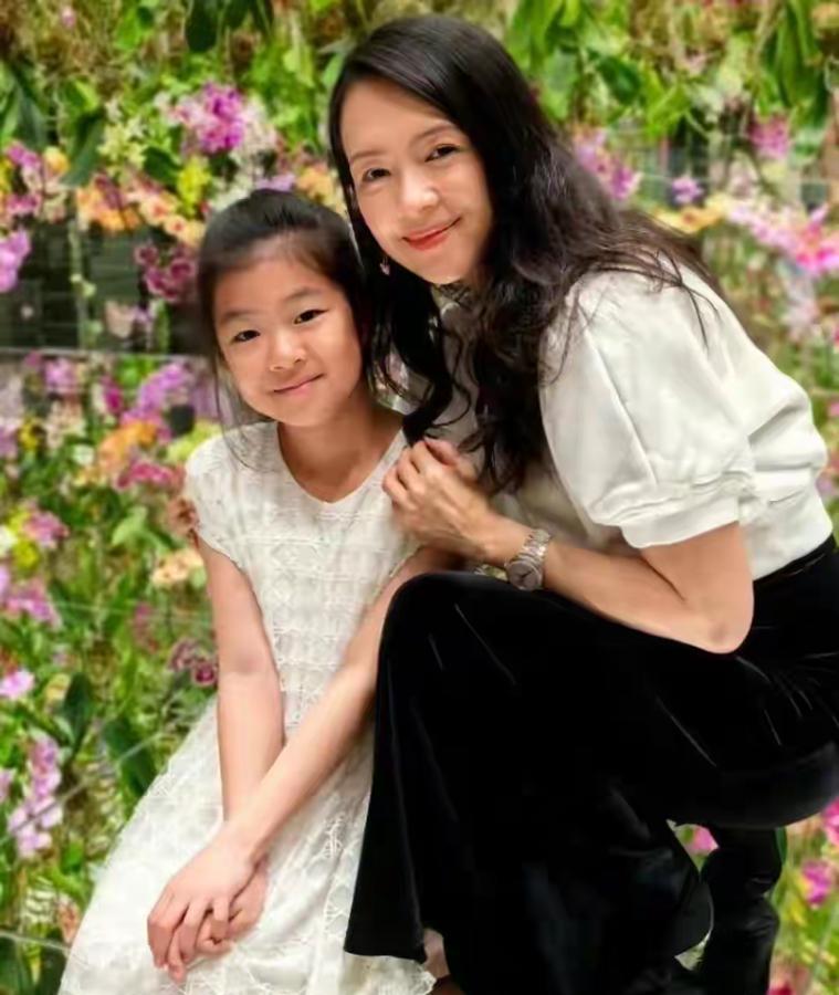 哇塞！章子怡的女儿越来越漂亮了，小脸蛋好精致，跟妈妈越来越像了……
虽然章子怡和