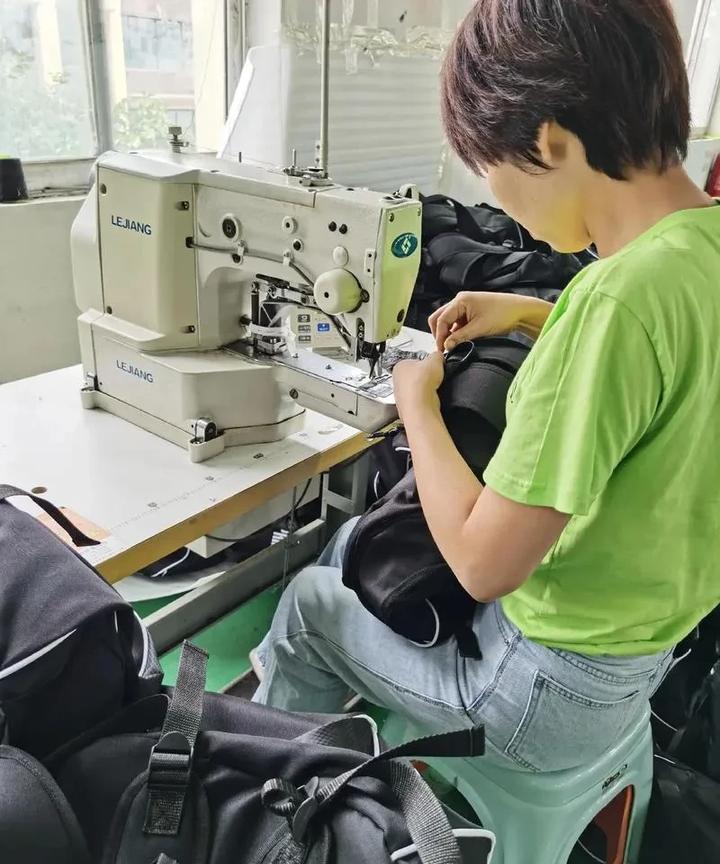 今天我下班早，六点多就下班了，把干的数字点了一下就回来了。昨天网购的东北五常大米