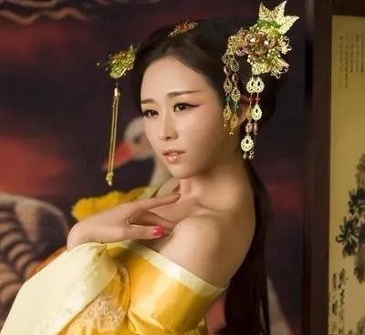 公元976年，宋太宗赵光义在一众太监宫女的帮助下，当众临幸了小周后，并将临幸的画