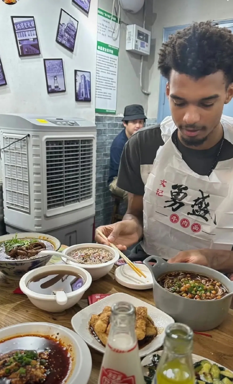 这是真的！！！文班亚马少林寺剃度修行，闭关10天！

文班亚马来到了中国开始了自