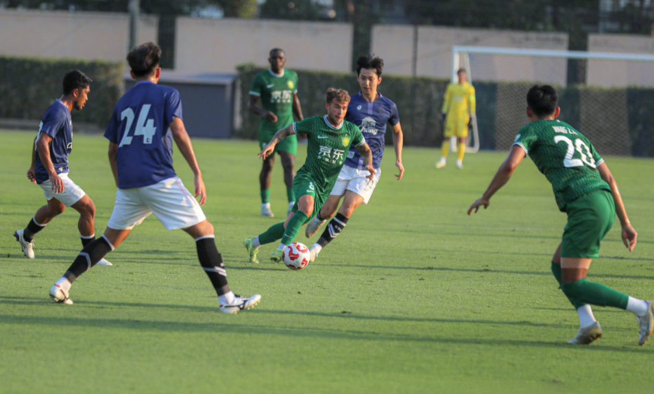 从1比6到6比0，体现了京鲁两种不同的处世哲学。

北京国安11打9，依然疯狂进