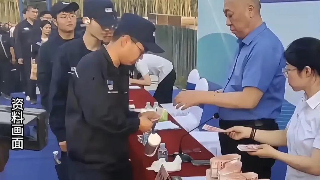 希望所有老板都来作这种“秀”：“全网最爱发钱老板”崔培军回应质疑
