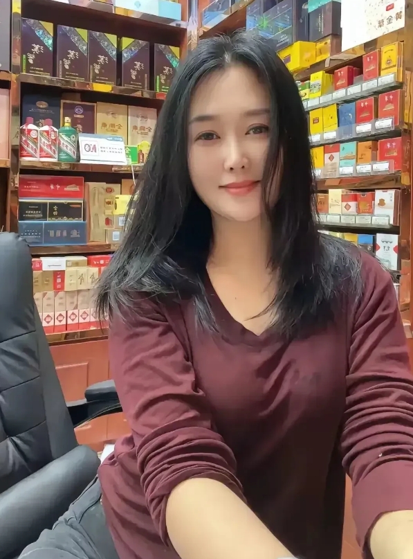 湖南长沙，有一名男子下班回家，经过一家便利店的时候，想着家里面的酒已经不多了，所