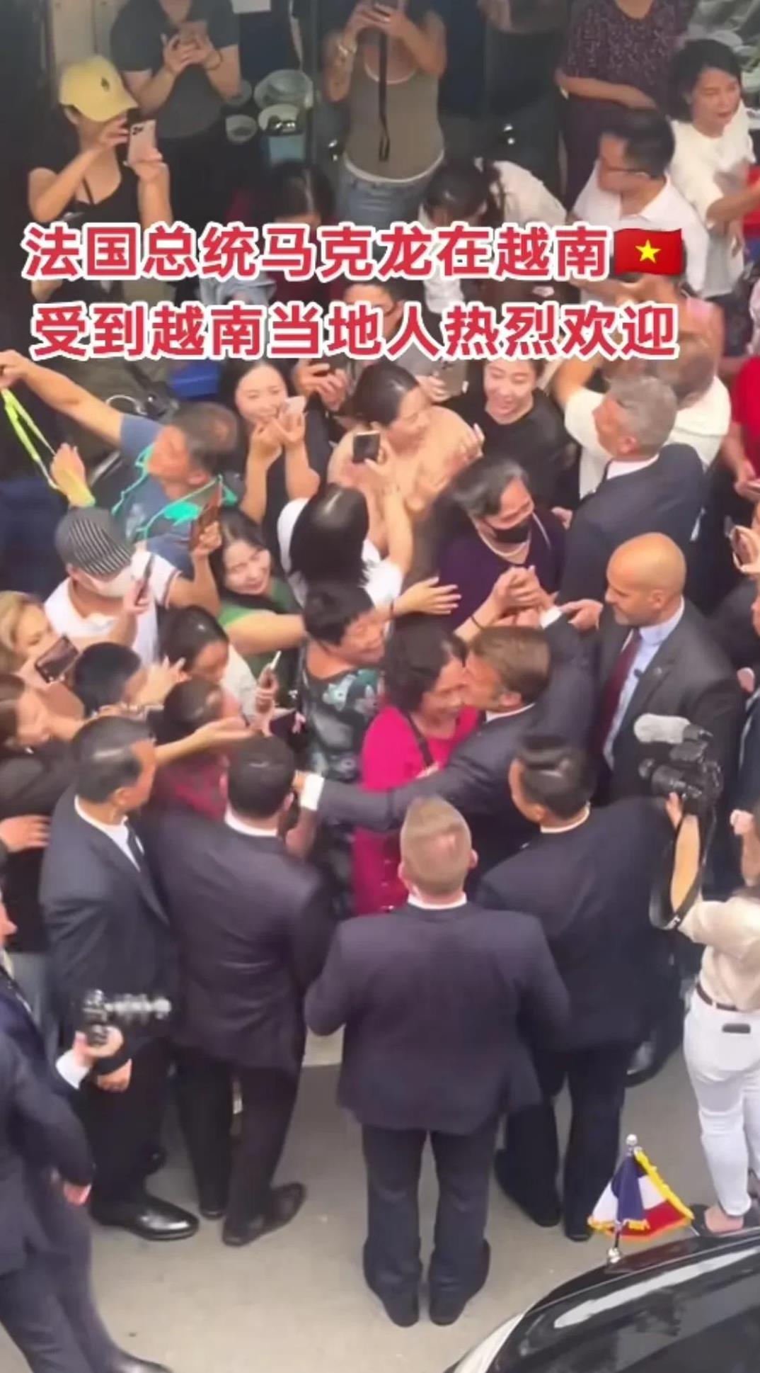 小马哥很受越南大妈的喜爱呀，面对法国总统马克龙英俊帅气的脸蛋，越南大妈开心的犯花