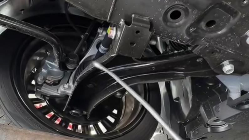 只有认知存在缺陷的人，才会认为“铝合金悬架”一定比“铸铁悬架”好！