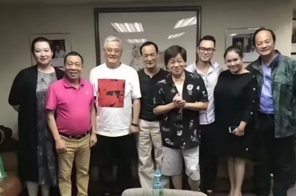 本山大叔的人脉真不是盖的。。
虽然早退居二线好多年了，但还是不能小看他的关系网和