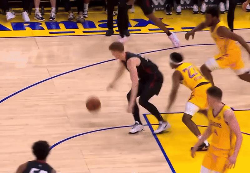 “诶呦布朗尼呀，看来你小子能进NBA也不完全是靠你爹啊！”感觉布朗尼现在球商越来