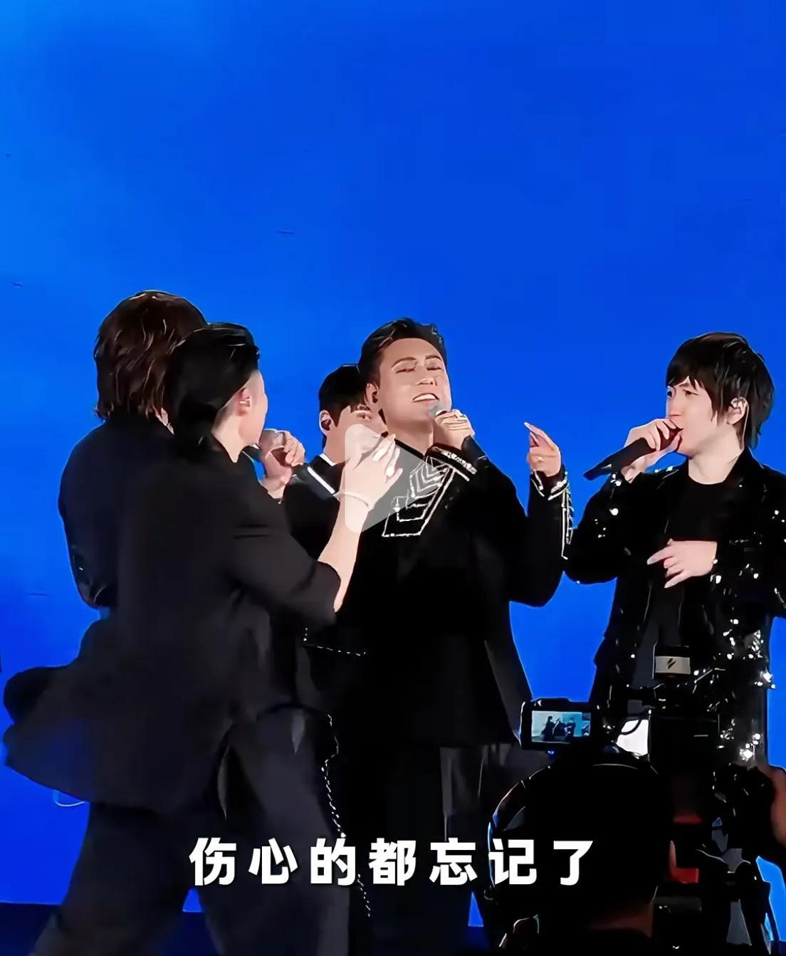 朱孝天尴尬了
他之前说和F4的另外三个不熟。
这次鸟巢再合体，竟然在台上就被F3