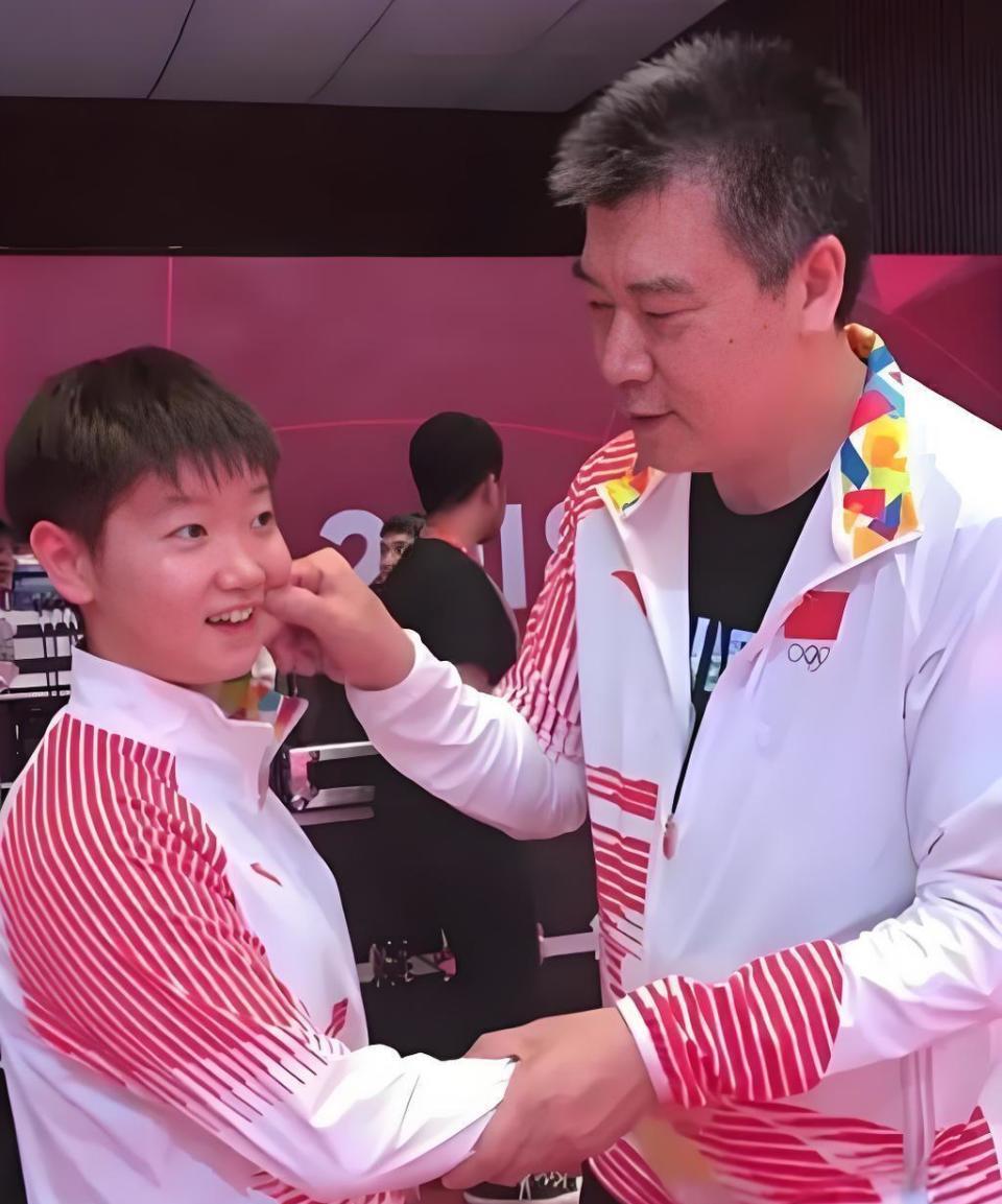 国乒获影响世界华人大奖！李隼代表领奖，并爆料曾罚孙颖莎一万米。
当凤凰卫视的聚光