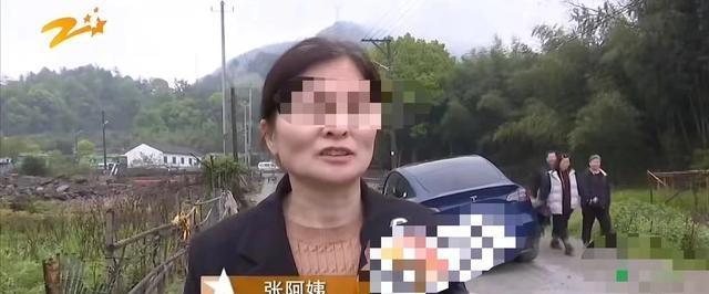 浙江绍兴，工人在路上浇筑混凝土未放置警示牌，一辆特斯拉没注意陷了进去，而车主却拒