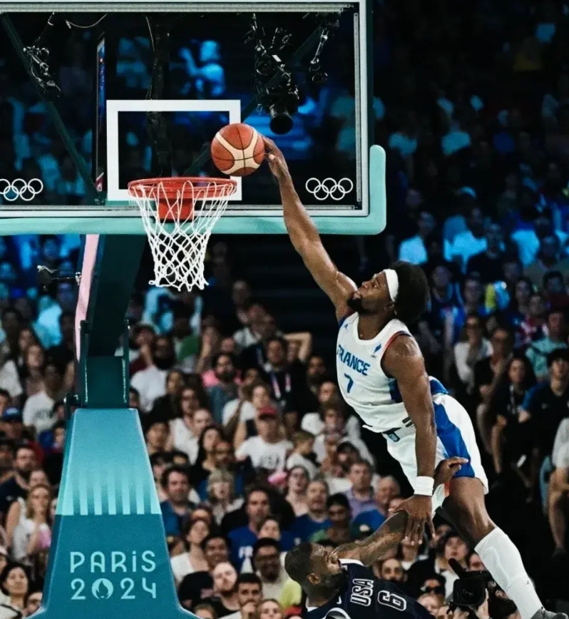 有时候真看不懂NBA球队的选人标准！

尼克斯竟然和亚布塞莱签了两年1200万的