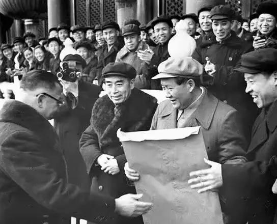 這大信封里装的是大红喜报吗的？毛主席，周总理和全埸人员个个喜笑颜开！