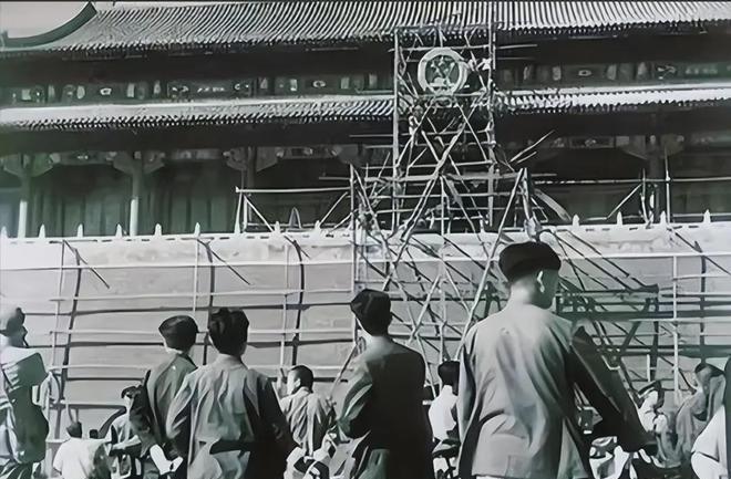1969 年，天安门即将被拆掉重建，然而在施工的时候，工人们在旧天安门的屋顶上发