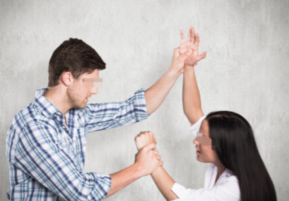 广东汕头，男子闲逛时，发现一男一女正在吵架，遂拿出手机对两人进行拍摄，并发布在了