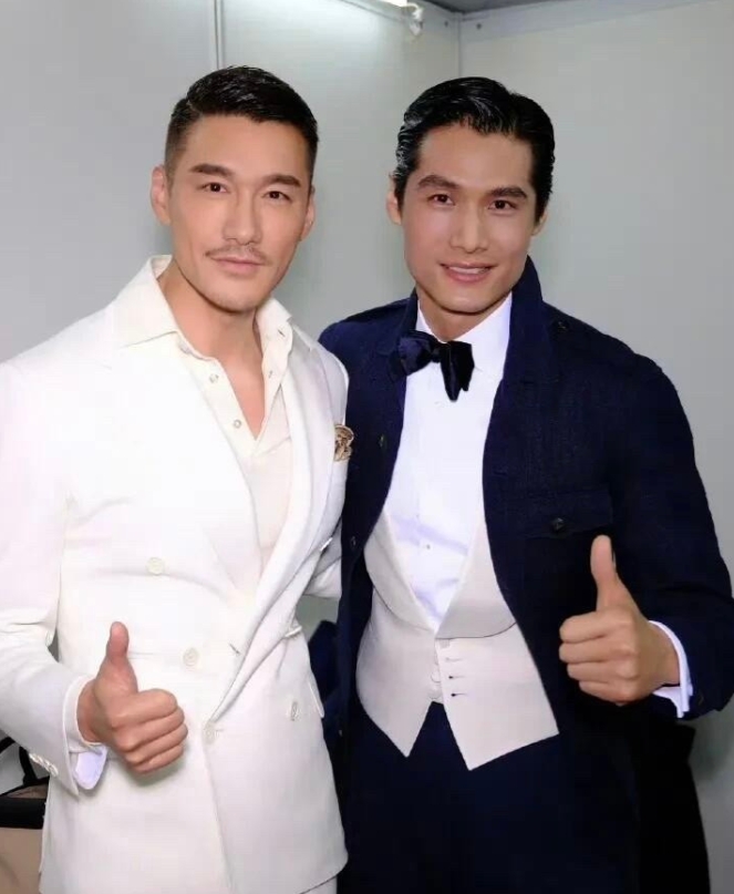 事实证明，男人的脸还是要有点肉才好看，你看胡兵和这位男演员同框，瞬间被右边的秒掉