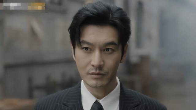 《潜渊》里，黄晓明顶着凌乱中带点不羁的发型，脸上胡子拉碴的性感，让观众大呼许文强回来了