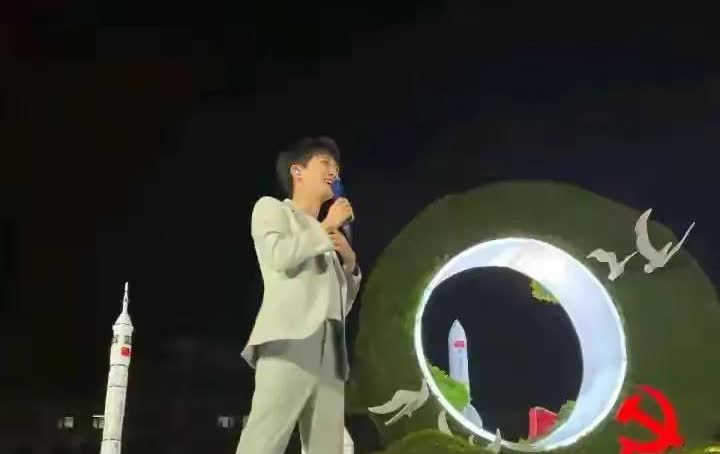 我，一下午，和一个否定周深的长沙人，有来有往的说了一下午，我就当复习周深的荣誉和