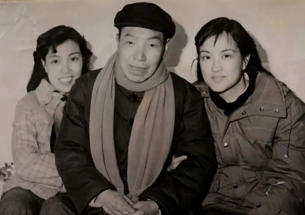 1983年，刘晓庆在完成香港电影《火烧园明圆》后回四川老家休假时同养父和妹妹冉一