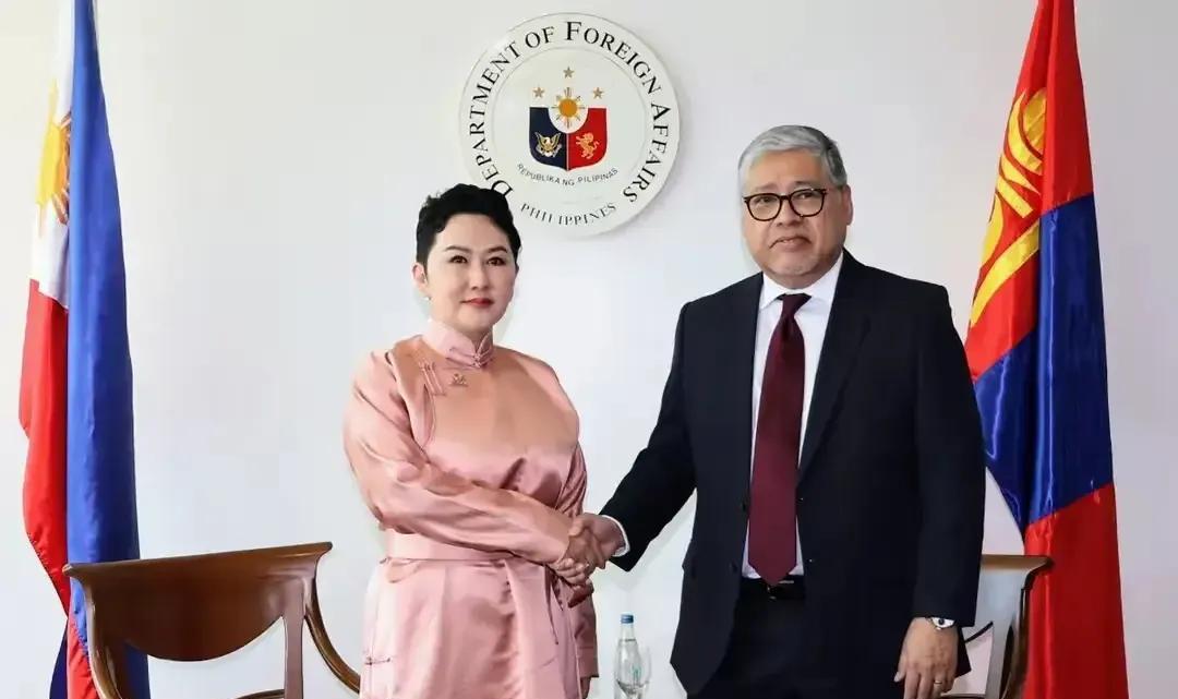 蒙古国前脚开通了直飞美国的航班，后脚蒙古国外长巴特蒙赫访问菲律宾，支持1982年