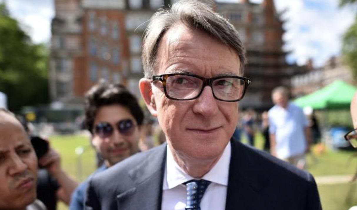 英国首相斯塔默已解除驻美大使曼德尔森的职务，原因是他与已故美国富商爱泼斯坦的密切