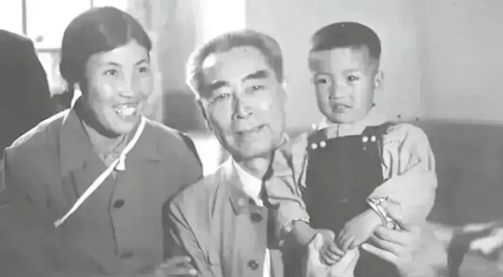 一张珍贵的合影
1973年，周总理陪同外宾到大寨参观，在参观即将结束时，来到了大