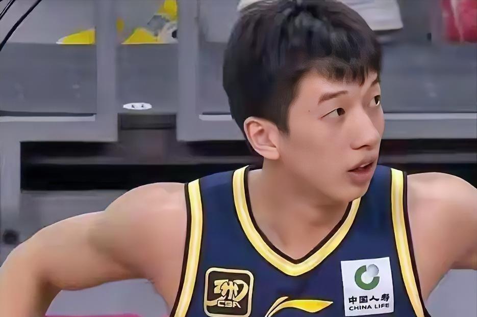 广东队18分惨败被新疆淘汰出局，杨溢暴露致命短板，黄明依，李亦臻无能为力，广东青