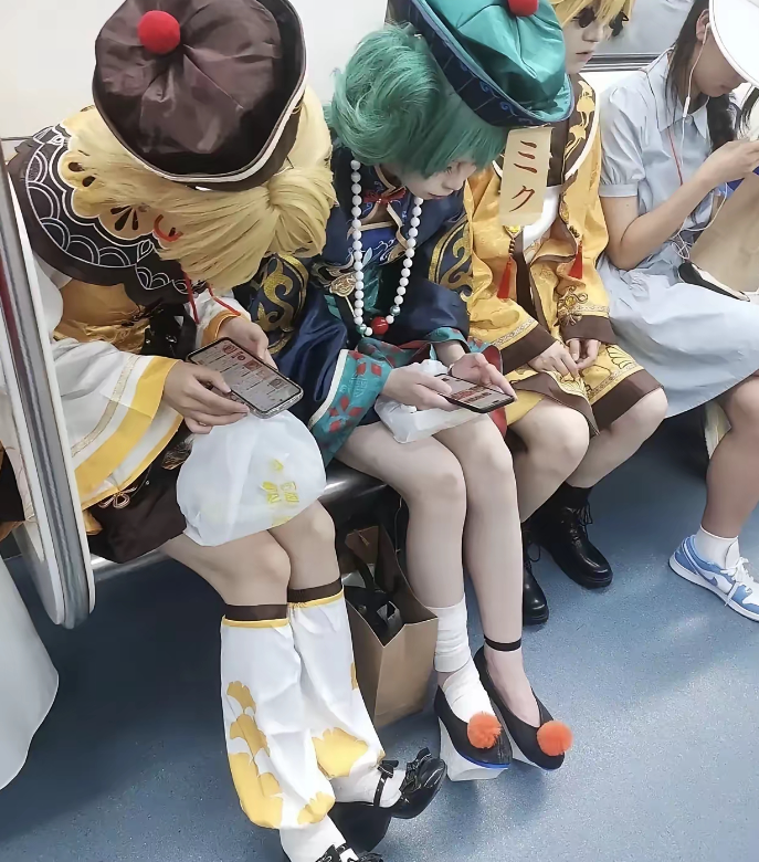 地铁上碰见一群奇奇怪怪的人
