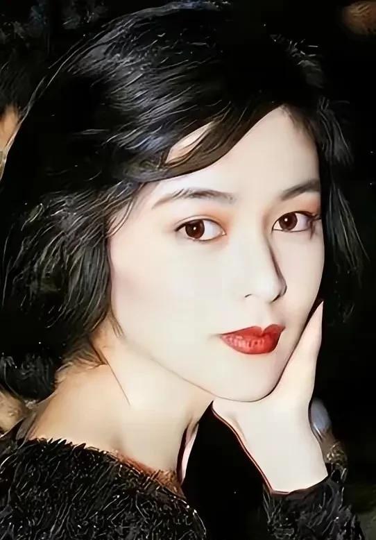 关之琳曾说：“我这辈子什么男人都试过，有女朋友的、有家室的、单身的，可没找到幸福
