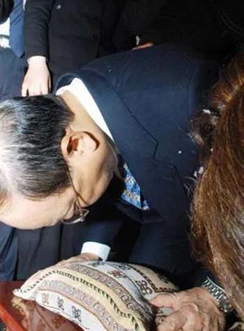2005年4月7日，蒋孝严首次以“蒋家后人”身份到溪口蒋家故居含泪磕头祭祖归宗。