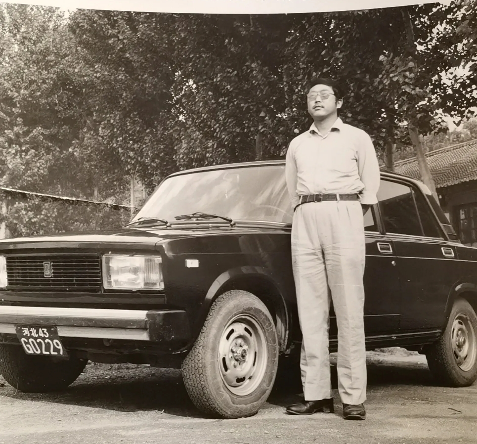 八九十年代满街跑的方盒子轿车，这是当年前苏联为了让老百姓都能开上车，专门造了拉达