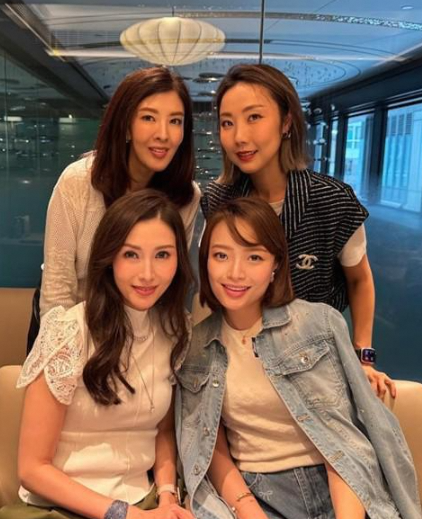 62岁李嘉欣姐姐冻龄，姐妹相伴岁月静好
