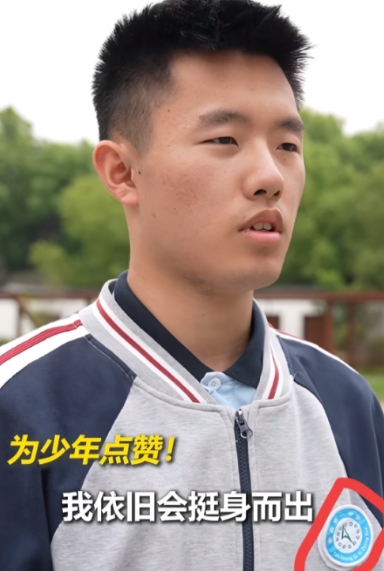 这名高中生火到人民日报了！那天晚上十点多，高二学生骆易像往常一样骑车回家，突然听