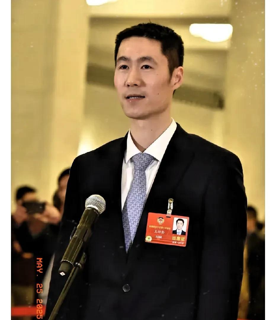 好消息！大家都散了吧，王励勤如今的优秀相貌根本没人能学的来！  这可不是因为他依