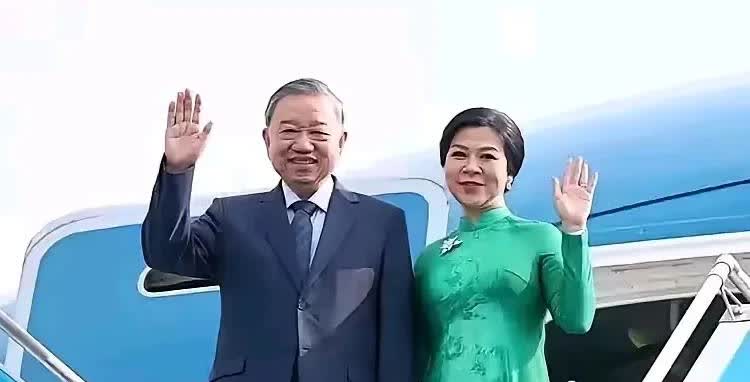 苏林来了！

李在明就任韩国总统后迎来首位外国元首，赵显外长接机，李在明夫妇