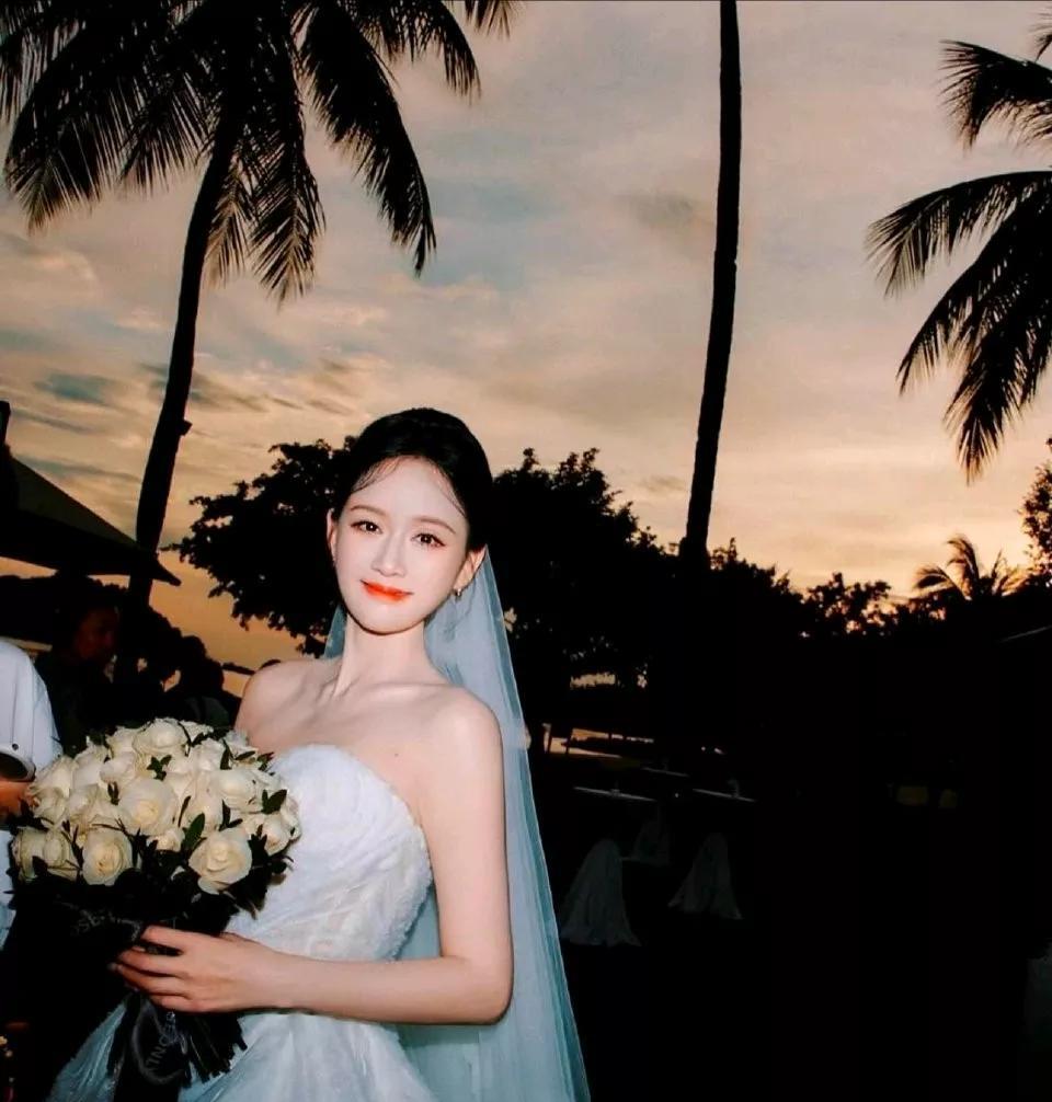 陈乔恩被自己的婚纱照美到了，带来2大看点！
第一大看点，陈乔恩是一位中年女艺人，