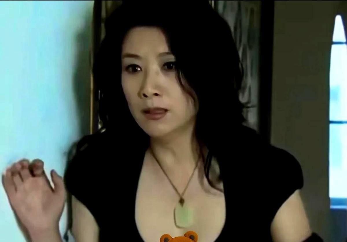说起娱乐圈里反差感最强的女演员，有位姐姐绝对值得单独开贴唠一唠。
别看她在《国家