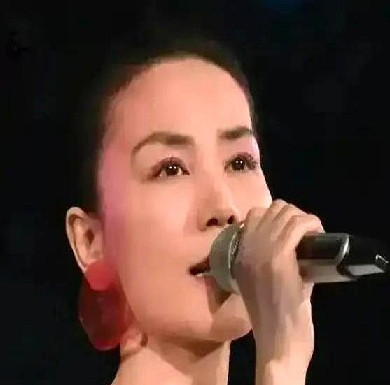 爆了热搜的王菲谢霆锋机场牵手图看得人想尖叫，54岁天后白T配牛仔裤嫩得能掐出水，