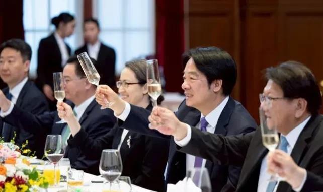 赖清德今天与关岛总督古蕾露见面时表示，“期待与关岛共同努力，在公共卫生与医疗服务