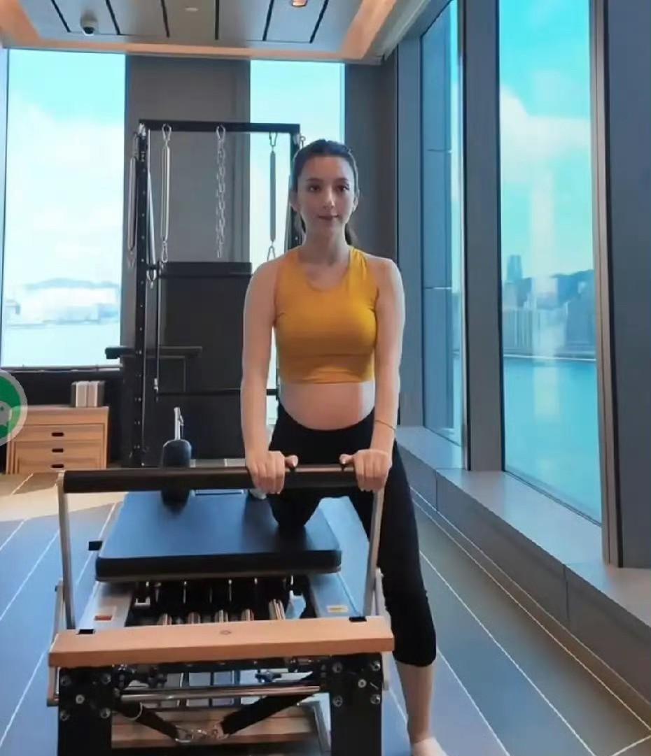 方媛孕期健身照这状态也太绝了！
一身黄色运动背心搭配黑色健身裤，在教练指导下练普
