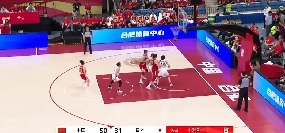 半场比赛结束中国女篮51：31领先日本女篮20分，这个分差有点出乎意料，单单第二