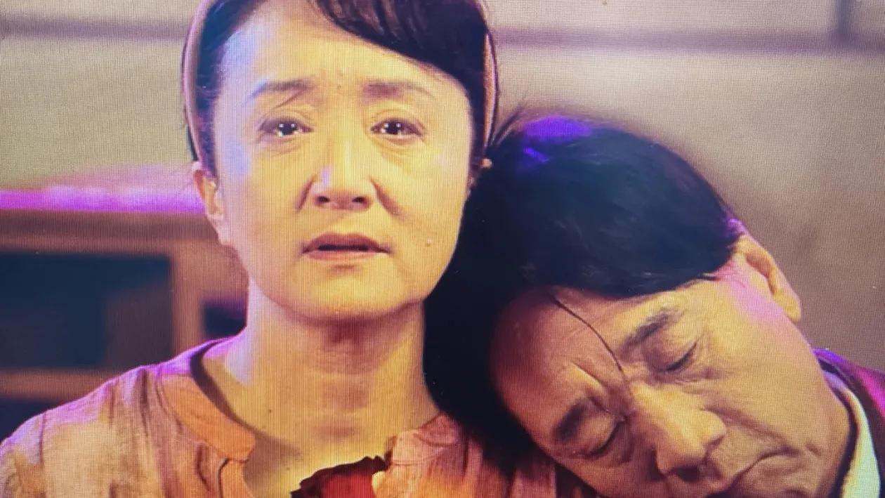 60岁无儿女，退休金仅2500，“金鹰奖得主”杨昆，靠直播赚钱养老