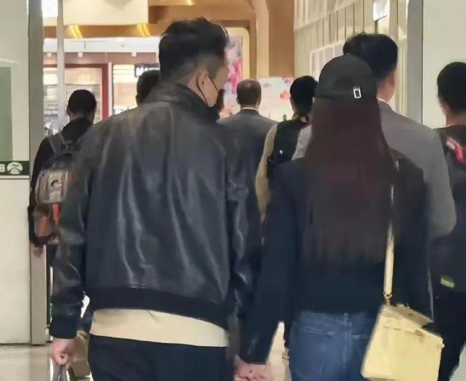 汪小菲和马筱梅回来了
两人带孩子去香港玩了几天
这不把两孩子送回湾湾后
两人又马