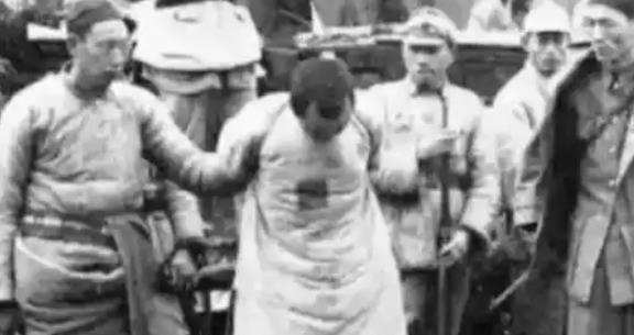 1950年，一次剿匪战斗中，一战士死死地盯住了女尼姑丰满的胸脯，排长不禁气得青筋