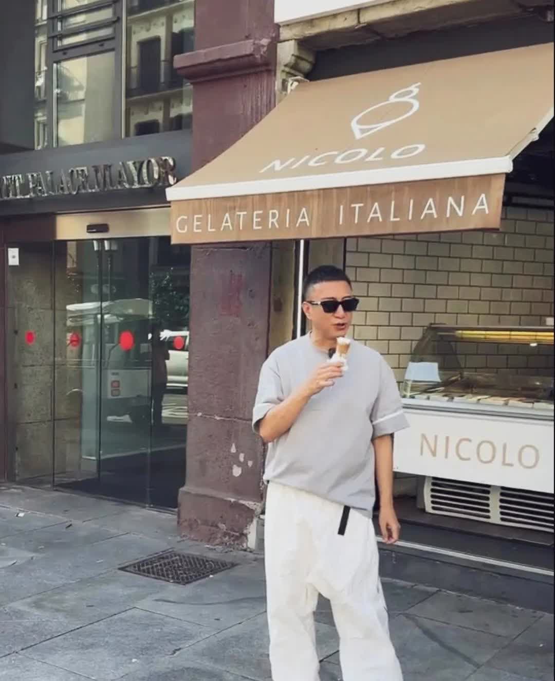 孙红雷现身西班牙马德里街头，寸头发型，戴着墨镜。灰色体恤白色吊裆裤，这身行头不错