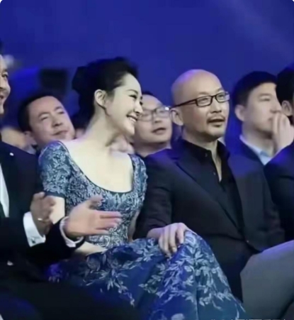 大庭广众之下，管虎导演将手放在许晴的大腿上，这样不好吧？虽然导演和演员的关系大多