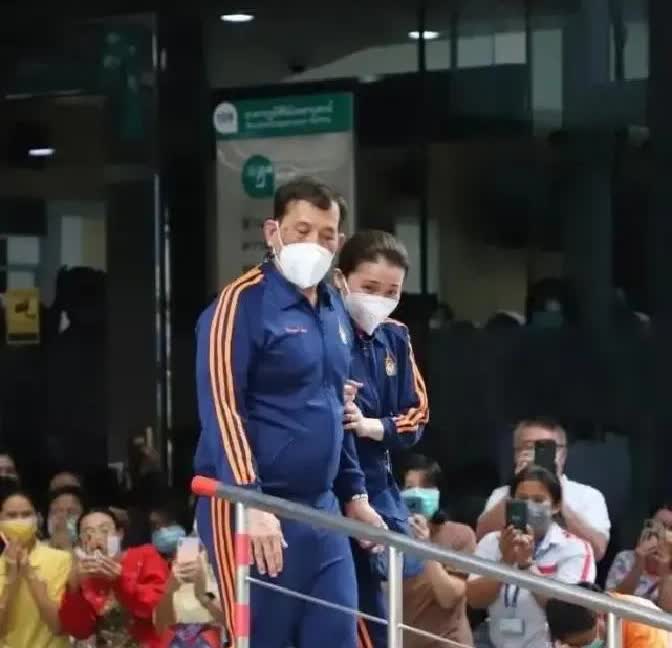 苏提达王后的小心机：跪拜礼绝美，穿鞋露出细白小脚，让泰王心动