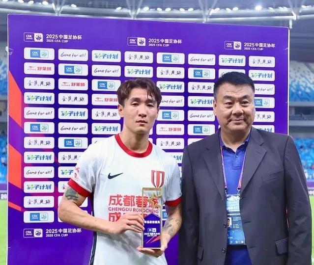 红牌+骂人，十人青岛瞬间崩盘
韦世豪被踩那脚，全场倒吸凉气
第28分钟，罗森文飞