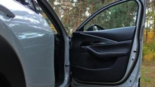 开车门那一下，为啥总“坑”邻居？