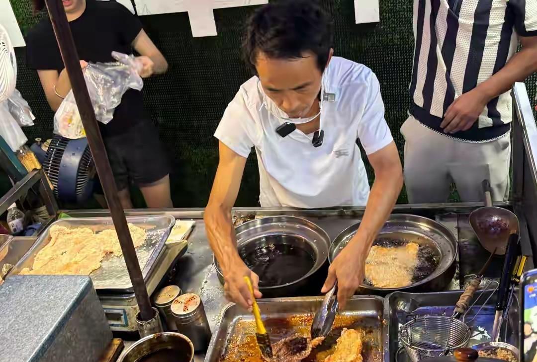 鸡排哥爆火摊子前排满了人，鸡排哥累得一天只睡三四个小事。
水能载舟亦能覆舟，流量
