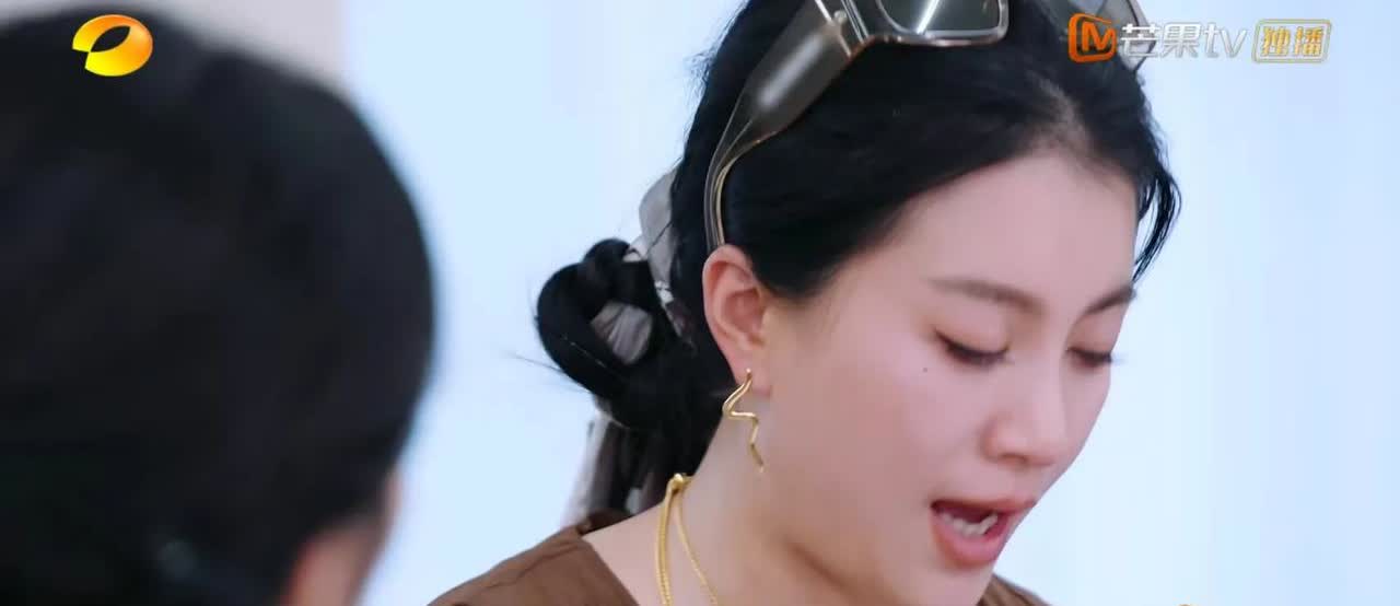 可惜没有后悔药
如果有遗憾修正带，李嘉格说:“就是我出道那年，我会回家摇着我爸